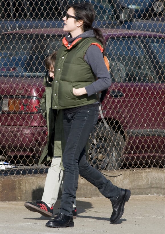 Jennifer Connelly, enceinte, va chercher son fils Stellan à l'école le 4 mars 2011 à New York