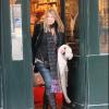 Elaine, la mère de Blake, sort de la boutique Louboutin (Paris, 5 mars 2011)