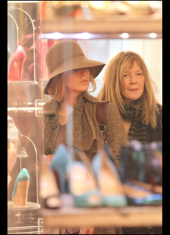 Blake Lively et sa mère font des essayages  de chaussures chez Christian Louboutin (Paris, 5 mars 2011)