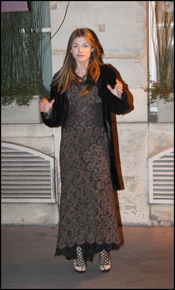 Elisa Sednaoui à l'occasion du dîner organisé par la Maison Chanel en l'honneur de sa nouvelle égérie Blake Lively, lors de la Fashion Week, à Paris, le 5 mars 2011.