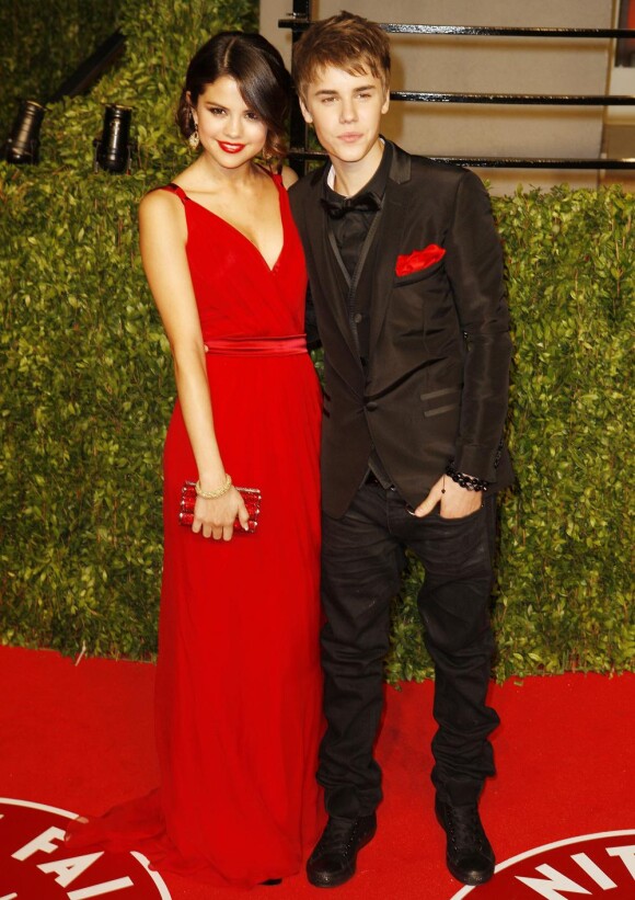 Justin Bieber et Selena Gomez posent lors de la soirée Vanity Fair organisée à Los Angeles à l'occasion des Oscars, le 27 février 2011.