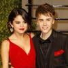 Justin Bieber et Selena Gomez posent lors de la soirée Vanity Fair organisée à Los Angeles à l'occasion des Oscars, le 27 février 2011.