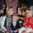 Natalia Vodianova et ses trois enfants au défilé Stella McCartney le lundi 7 mars 2011 à Paris