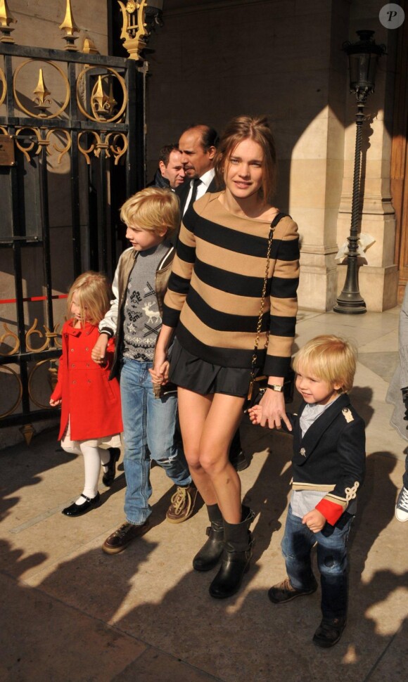 Natalia Vodianova et ses enfants arrivent au défilé de Stella McCartney lors de la Fashion Week parisienne à l'Opéra Garnier le 7 mars 2011