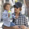 Gabriel Aubry, ex de Halle Berry, se promène avec sa fille Nahla le 3 mars 2011 à Los Angeles
