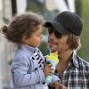 Gabriel Aubry, ex de Halle Berry, se promène avec sa fille Nahla le 3 mars 2011 à Los Angeles