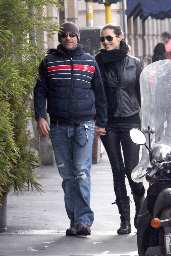 Le chanteur Eros Ramazzotti et sa petite amie Marica Pellegrinelli, enceinte, se promènent dans les rues de Milan en Italie le 18 février 2011