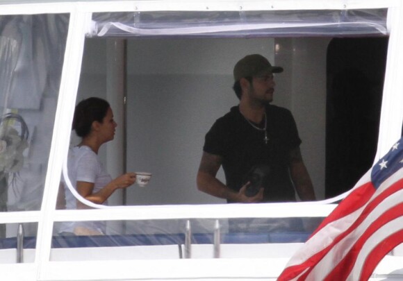 Eva Longoria et Eduardo Cruz sur un bateau début février 2011