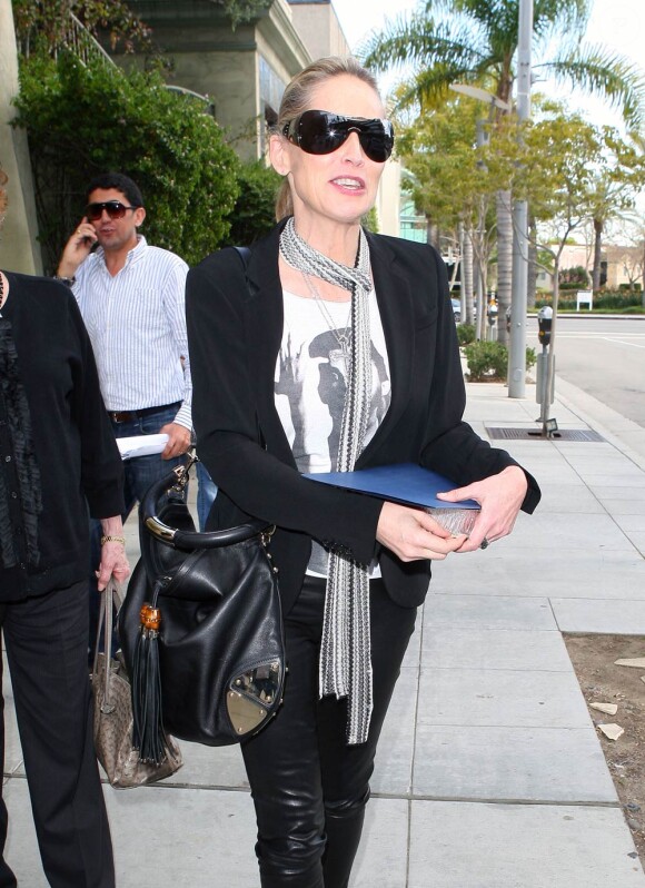 La ravissante Sharon Stone à la sortie du restaurant Spago, à Los Angeles, le 9 mars 2011.