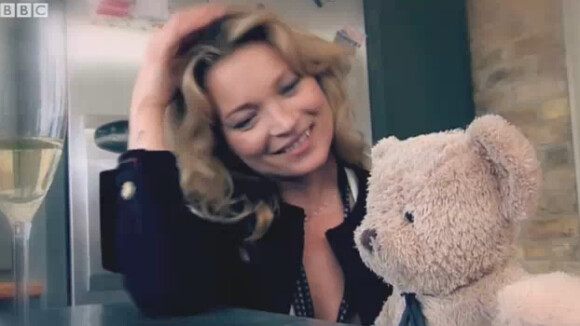 Kate Moss : Ivre, elle drague un ours en peluche...