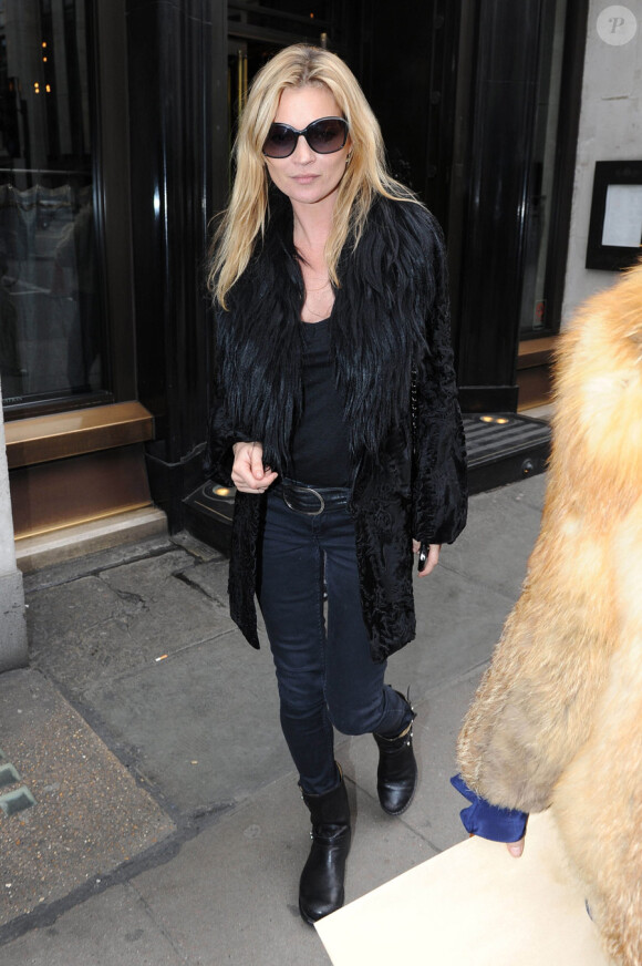 Kate Moss à la sortie du restaurant Wolseley à Londres, le 11 mars 2011