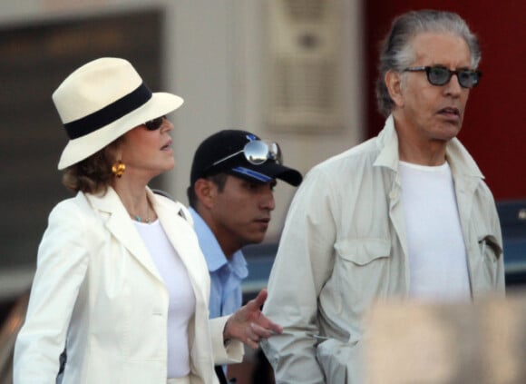 Jane Fonda et Richard Perry à l'aéroport de Mexico le 9 mars 2011
