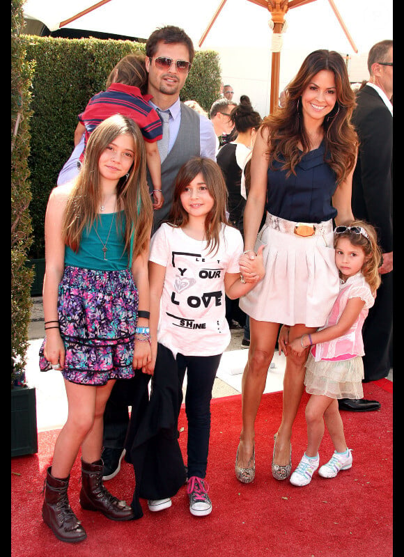 David Charvet et Brooke Burke avec leurs enfants lors du gala de charité organisé par le designer John Varvatos à Los Angeles le 13 mars 2011