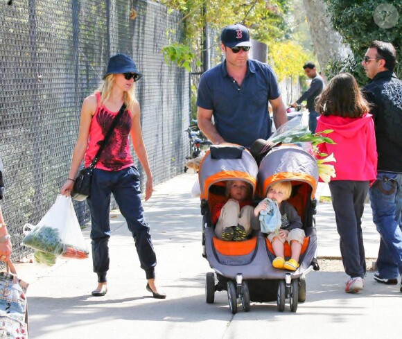 Naomi Watts et Liev Schreiber promènent leurs enfants Sasha et Samuel dans un parc de Brentwood à Los Angeles le 13 mars 2011
 