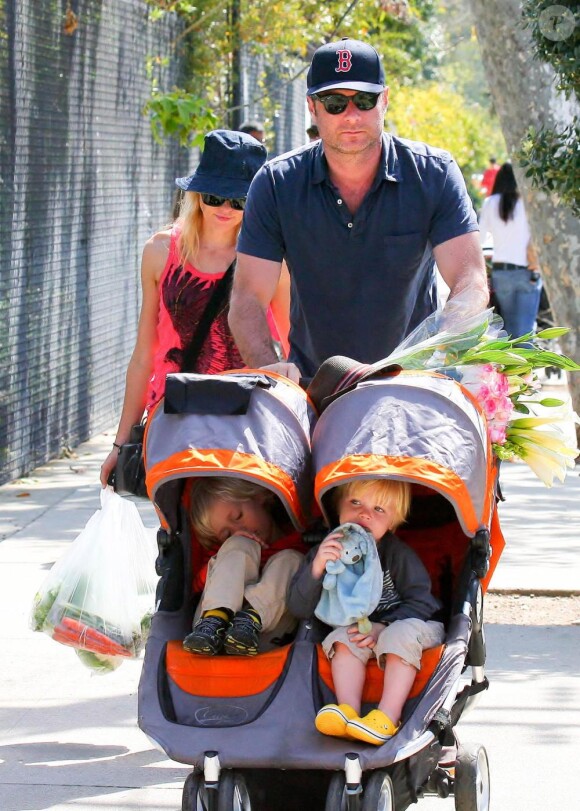 Naomi Watts et Liev Schreiber promènent leurs enfants Sasha et Samuel dans un parc de Brentwood à Los Angeles le 13 mars 2011
 