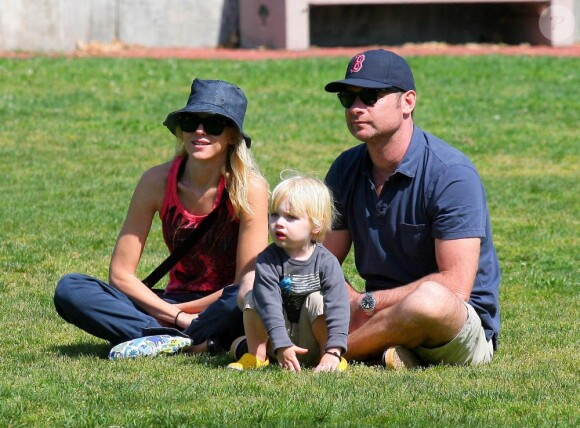 Naomi Watts et Liev Schreiber promènent leurs enfants Sasha et Samuel dans un parc de Brentwood à Los Angeles le 13 mars 2011
 