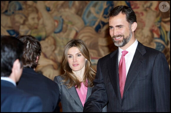 Letizia d'Espagne et son époux le prince héritier Felipe lors d'une  audience officielle dans le palais royal de Zarzuela à Madrid le 15 mars  2011