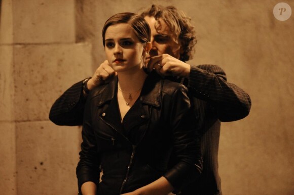 Emma Watson et Cyril Descours tourne la pub Lancome dirigés par le photographe Mario Testino, rue Charlemagne à Paris, le 15 mars 2011