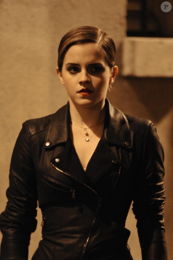 Emma Watson et Cyril Descours tourne la pub Lancome dirigés par le photographe Mario Testino, rue Charlemagne à Paris, le 15 mars 2011