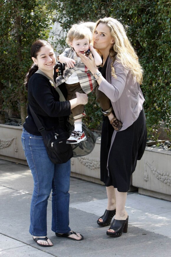 Brooke Mueller va célébrer l'anniversaire de la maman de sa copine Paris, Kathy Hilton, au Il Cielo Cafe de Beverly Hills, le 18 mars 2011. Elle est avec ses jumeaux Max et Bob, enfants nés de son union avec Charlie Sheen.