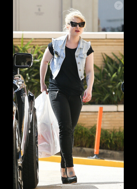 Kelly Osbourne se promène dans les rues de Los Angeles le 18 mars 2011