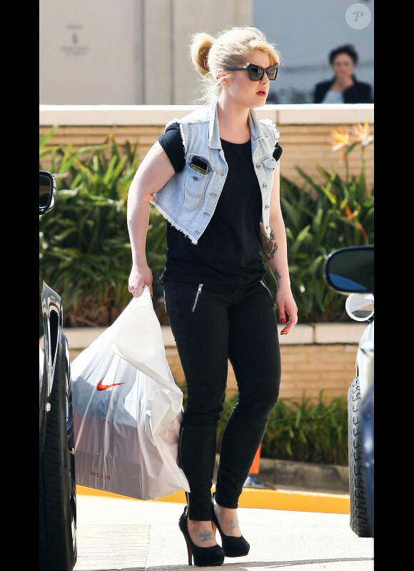 Kelly Osbourne se promène dans les rues de Los Angeles le 18 mars 2011