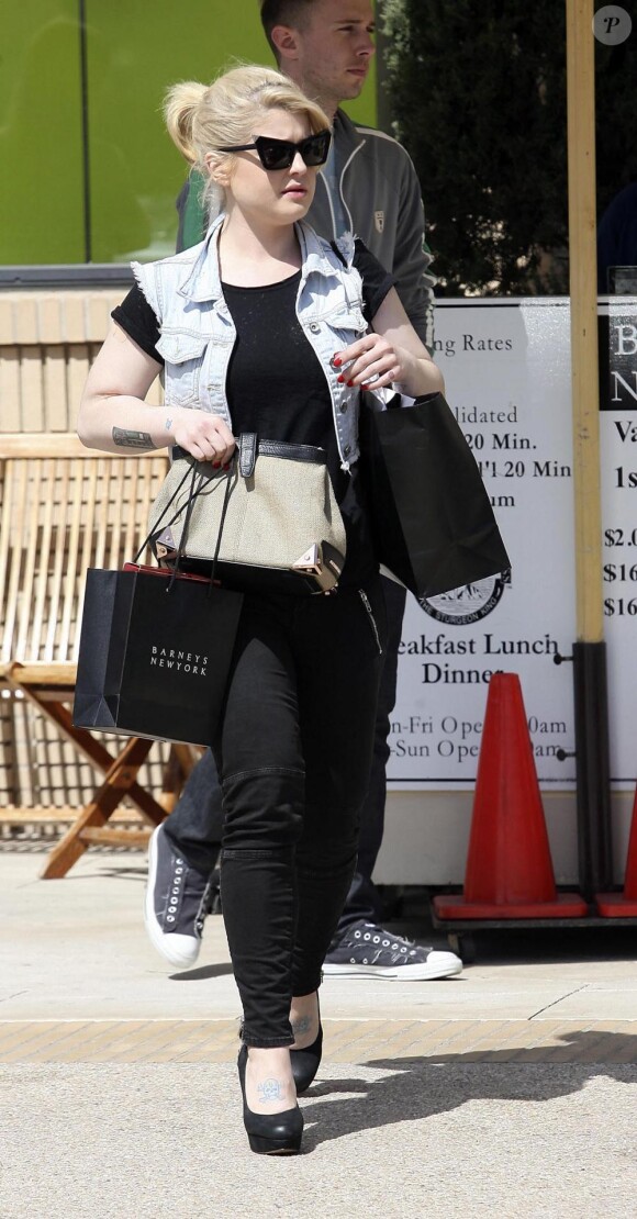 Kelly Osbourne fait du shopping chez Barney's New York à Beverly Hills le 18 mars 2011Catégorie: ENT