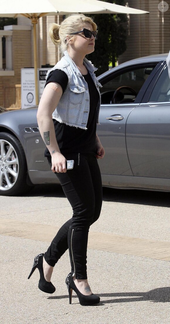 Kelly Osbourne fait du shopping chez Barney's New York à Beverly Hills le 18 mars 2011Catégorie: ENT