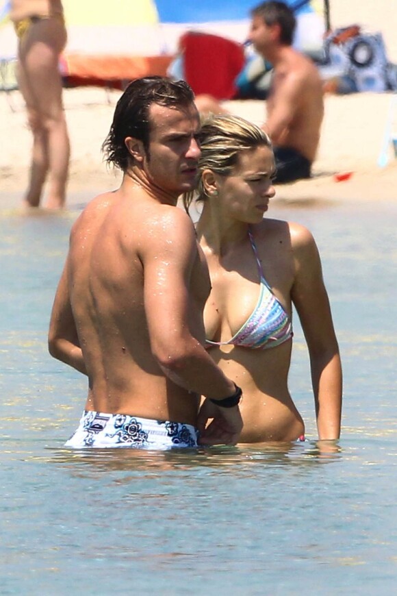 Le champion de foot Alberto Gilardino et sa femme Alice, ici en Sardaigne en juin 2010, viennent de donner naissance à Gemma, le 19 mars 2011.