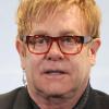 Elton John, très attristé par la disparition d'Elizabeth Taylor qui s'est éteinte à 79 ans, le 23 mars 2011.