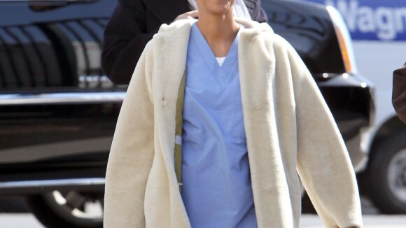 Halle Berry : Très séduisante en infirmière, elle porte la blouse à merveille !