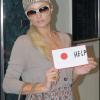 Paris Hilton a une façon bien particulière d'apporter son soutien au Japon, mercredi 16 mars.