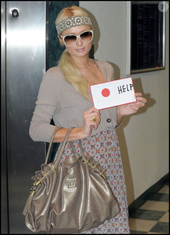 Paris Hilton a une façon bien particulière d'apporter son soutien au Japon, mercredi 16 mars.