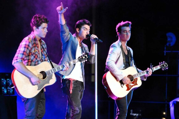 Joe, Kevin et Nick Jonas en concert à Daytona Beach (Floride), le 5 février 2010