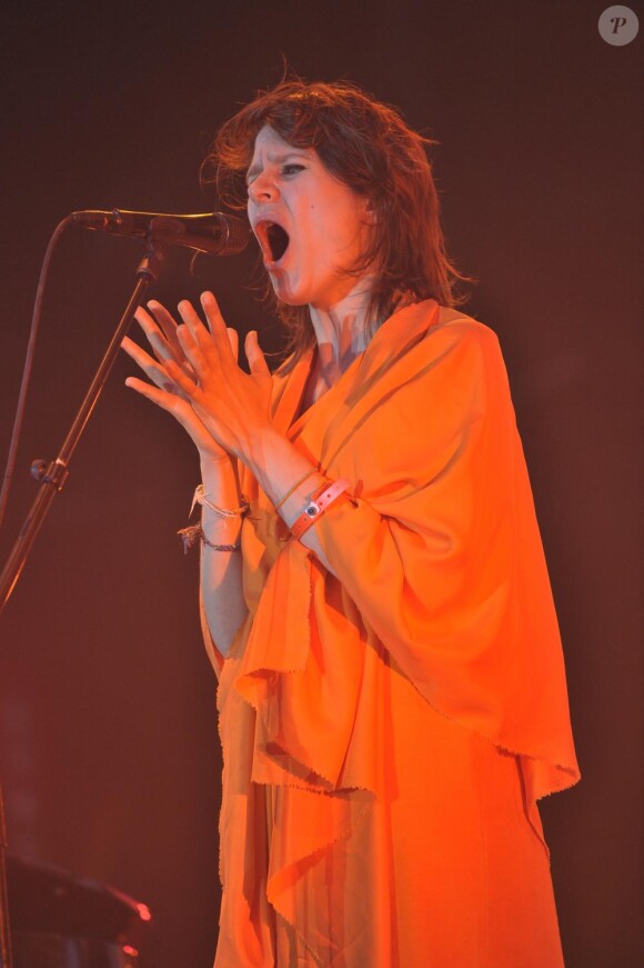 La chanteuse Camille, sur scène, à La Rochelle, en juillet 2008.