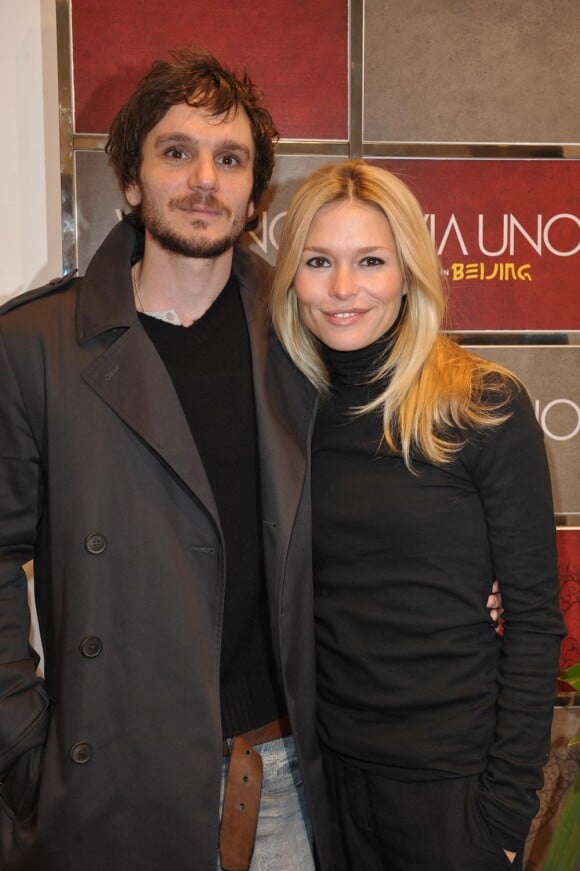Virginie de Clausade et son compagnon Dimitri Storoge lors de l'ouverture de la boutique Via Uno en décembre 2009
