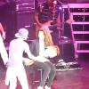 Justin Bieber invite l'une de ses fans sur scène sur One less lonely girl, le mardi 29 mars 2011 à Bercy.