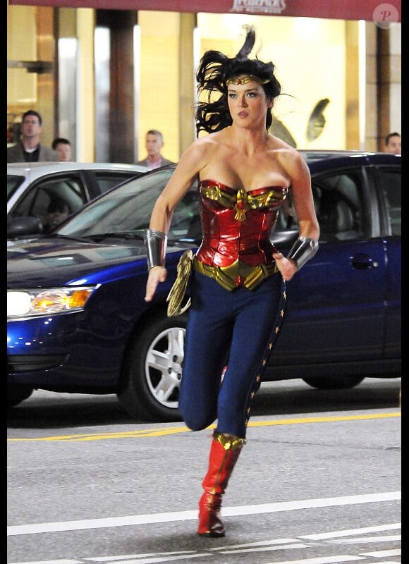 Adrianne Palicki sur le tournage de Wonder Woman (30 mars 2011 à L.A.)