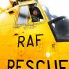 Le prince William, en exercice de sauvetage à bord d'un hélicoptère Sea King le 31 mars 2011 à Anglesey, a confié sa nervosité à moins d'un mois de son mariage, qui l'empêche même de trouver le sommeil !