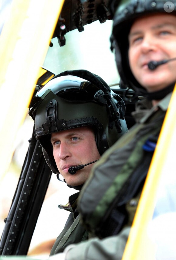 Le prince William, en exercice de sauvetage à bord d'un hélicoptère Sea King le 31 mars 2011 à Anglesey, a confié sa nervosité à moins d'un mois de son mariage, qui l'empêche même de trouver le sommeil !