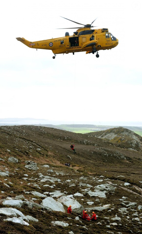 Le prince William, en exercice de sauvetage à bord d'un hélicoptère Sea King le 31 mars 2011 à Anglesey, a confié sa nervosité à moins d'un mois de son mariage, qui l'empêche même de trouver le sommeil !
