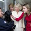 Letizia et Camilla Parker Bowles ont visité un centre d'adoption de chiots à Madrid le 31 mars 2011