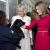 Letizia et Camilla Parker Bowles ont visité un centre d'adoption de chiots à Madrid le 31 mars 2011