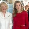 Letizia et Camilla Parker Bowles ont visité un centre d'adoption de chiots à Madrid le 31 mars 2011
