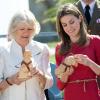 Letizia et Camilla Parker Bowles ont visité un centre d'adoption de chiots à Madrid le 31 mars 2011