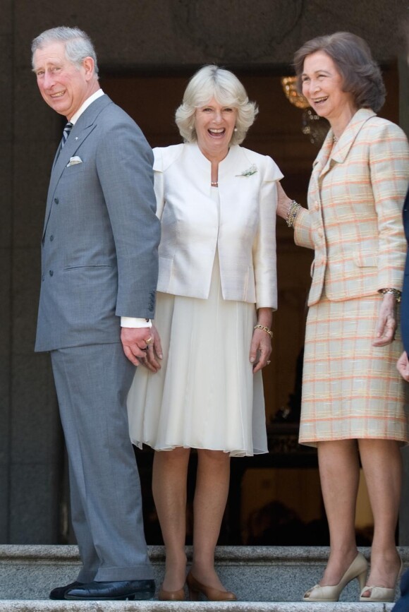 Le prince Charles, Camilla Parker Bowles et la reine Sofia lors d'un déjeuner le 31 mars 