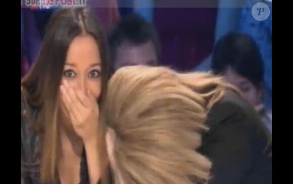 Saphia Azzeddine et Nathalie Rheims sont pliées de rire quand Jonathan Lambert débarque en kilt (et sans sous-vêtements !) dans l'émission On n'est pas couché du samedi 2 avril.