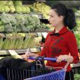 La ravissante Dita Von Teese, très apprêtée, fait ses courses au supermarché, à Los Angeles, en mars 2011.