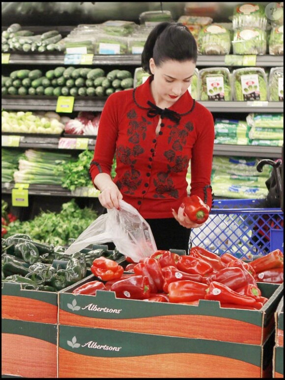 La ravissante Dita Von Teese, très apprêtée, fait ses courses au supermarché, à Los Angeles, en mars 2011.