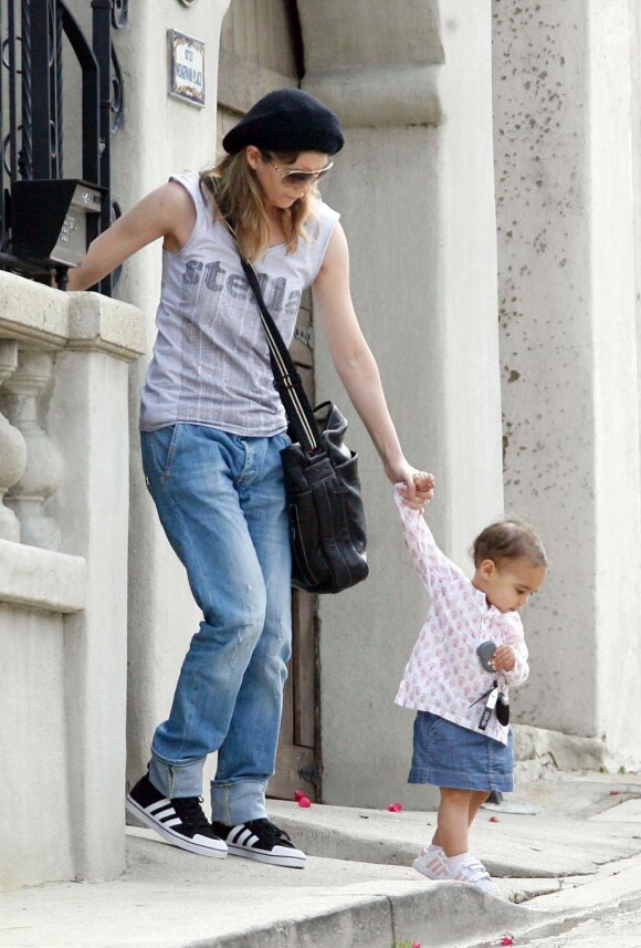 Ellen Pompeo avec sa fille Stella qui fait ses premiers pas (2 avril à Los Angeles)